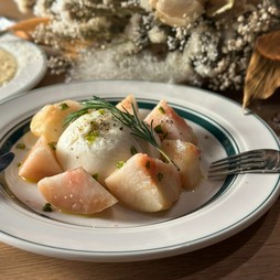 季節のフルーツとブッラータチーズ