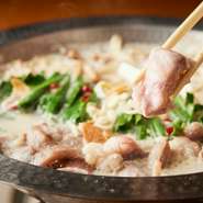 赤地鶏のガラから取った純骨スープ！100ℓのスープが20ℓになるまで24時間掛けて手仕込み！

合わせるのは和牛の小腸！口に入れた瞬間、特有の甘みと旨味が広がります！

食べたら最後スープまで飲み干す美味さ！