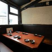 4名様、6名様、8名様の個室を御用意！座敷になると20名様で貸し切り個室としてもご案内可能です！

上部が吹き抜けている個室かすだれで区切られた半個室からお選びください！

グループで楽しみたい方におすすめ！