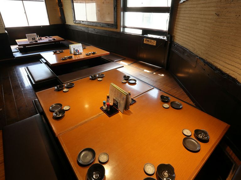 仲間と楽しく過ごしながら、豊富な料理を味わう宴会