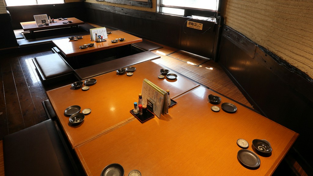 仲間と楽しく過ごしながら、豊富な料理を味わう宴会
