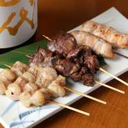 ぷりぷりとした食感が特徴の朝〆赤地鶏。丁寧に焼き上げられた一串からは、芳ばしい香りが漂います。火入れ具合が絶妙で、一口食べるたびに肉汁が弾けて口の中いっぱいに！
※タレor塩