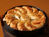 鉄鍋で揚げ焼きにして、外はカリッと中はジューシー『博多鉄鍋餃子』