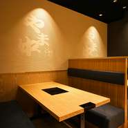 まるで老舗高級旅館のようなラグジュアリーなロビーでスタッフが出迎えてくれます。店舗があるのは地下フロア。都会の喧噪から一線を画し非日常へと誘う、特別な空間となっています。