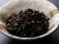 ひじきの柔らかい食感とカリッとした梅の歯ごたえ。福岡名物