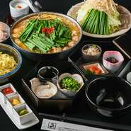 自慢のもつ鍋も、趣向を凝らした一品料理も味わうことができる特別コース。お鍋の種類や〆、デザートなども選ぶことができます。3種類ご用意しておりますので、お好みのコースをお選びください。