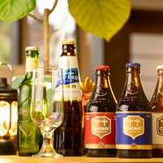 青・赤・白のベルギービールに、ハートランドなど、ビンビールもボトルで楽しめます。
※アルコールメニューはセットドリンクでの注文は不可（ノンアルコール含む）