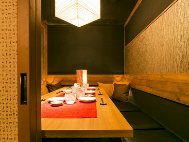温かい雰囲気でゆっくりくつろげる店内。