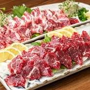 熊本県産の厳選された馬肉を使用しています。新鮮さと品質にこだわり、熟練の職人が丁寧に処理した馬刺しは、口の中でとろけるような食感と深い旨味が広がります。一度味わえば忘れられない絶品です。