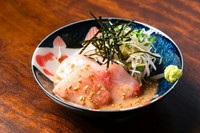 "脂ののったブリの刺身に、自家製ごまだれと薬味を添えた、シンプルながらも贅沢な一品です。
ブリの旨味とごまの香ばしさが絶妙にマッチし、ご飯やお酒のお供にぴったりです。"