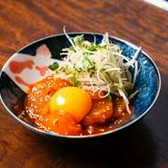 "真鯛を、コチュジャンやごま油、にんにくなどで和え、卵黄を加えた濃厚な味わいのユッケです。
真鯛の旨味とコチュジャンのピリッとした辛味が絶妙にマッチし、お酒のおつまみにぴったりです。"