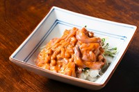 "いかの旨味と塩辛のしょっぱさがクセになる、定番の酒の肴です。
長芋のシャキシャキとした食感と、さっぱりとした味わいが、いかの塩辛の濃厚な味わいを引き立てます。"
