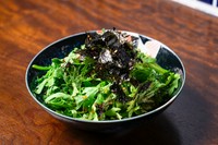 "春菊のシャキシャキとした食感と、韓国海苔の香ばしさが楽しめる、ヘルシーなサラダです。ごま油や酢のさっぱりとした味わいが
食欲をそそります。"