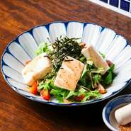 豆腐の滑らかな食感と、直前に擦った金胡麻の香ばしさが楽しめる、ヘルシーなサラダです。