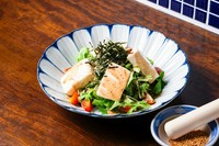 豆腐の滑らかな食感と、直前に擦った金胡麻の香ばしさが楽しめる、ヘルシーなサラダです。