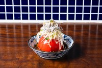 "しらすの旨味と土佐酢の酸味が爽やかでさっぱりとした一品です。冷やしたトマトのシャキシャキとした食感と、
薬味のアクセントが楽しめます。"
