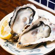 兵庫県の瀬戸内海や明石海峡で育った、新鮮で濃厚な味わいの牡蠣です。ぷりぷりの食感と、口いっぱいに広がる海の風味が楽しめます。