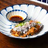 イカの旨味がたっぷり詰まったチヂミにしらすを乗せたボリューム満点のチヂミです。