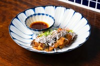 イカの旨味がたっぷり詰まったチヂミにしらすを乗せたボリューム満点のチヂミです。