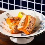 脂ののった銀鮭のハラスを、シンプルに焼き上げた一品です。とろけるような脂と、ふっくらとした身がたまらない美味しさです。