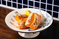 脂ののった銀鮭のハラスを、シンプルに焼き上げた一品です。とろけるような脂と、ふっくらとした身がたまらない美味しさです。