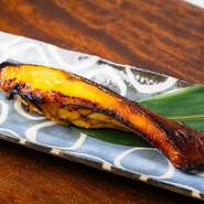 銀ひらすは白身魚の中でも脂がのっていて旨味が豊富な魚です。
西京味噌は、米麹を多く使った甘みのある味噌で、魚の旨味を引き立てます。
身はふっくら柔らかく、焼き目はカリッと食感も楽しめます。