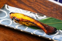 銀ひらすは白身魚の中でも脂がのっていて旨味が豊富な魚です。
西京味噌は、米麹を多く使った甘みのある味噌で、魚の旨味を引き立てます。
身はふっくら柔らかく、焼き目はカリッと食感も楽しめます。