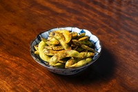 "枝豆の甘みとカレースパイスの香ばしさが楽しめる、おつまみにぴったりの逸品です。
枝豆は、スパイスで焼くことで、香ばしさと旨味が感じられます。"