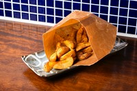 粉砕したトビウオの出汁粉とバターフレーバーをシャカシャカして楽しめる和風フライドポテト
