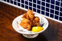 細かく粉砕したパン粉と片栗粉などの衣を纏い揚げた当店オリジナルの塩唐揚