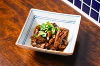 豚ホルモンを赤味噌でじっくり煮込みました。日本酒のあてにいかがですか？