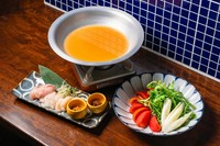 新鮮な海鮮を濃厚な雲丹の出汁でしゃぶしゃぶする贅沢な鍋！締めに炊き立ての銀シャリで雑炊もたまりません。