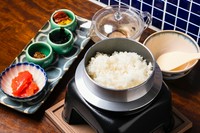 "お客様の目の前で炊き上げる当店自慢のお米を使用した一品。炊き立てのご飯にお味をお楽しみください。
※炊きあがりまで30分ほどかかります。"