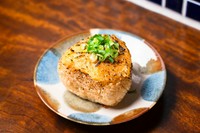 出汁で炊いたご飯を焼きおにぎりにし、甘めの西京味噌を塗って香ばしく焼き上げました。