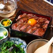 ふっくらとしたご飯に牛肉をまぶした、ボリューム満点のお重です。
越宝玉はつややかで粘りが強くコメの粒が大きいのが特徴。牛肉は柔らかくジューシーに。タレは甘辛くコクのある味わいに仕上げました。
