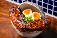 甘辛い八丁味噌ダレでじっくりと煮込んだ角煮を、熱々のご飯の上にのせた丼ぶりです。
丁寧に下処理をすることで臭みや脂っぽさを抑え、旨味を凝縮させています。
約300ｇある角煮はボリュームがあり食べ応え抜群。