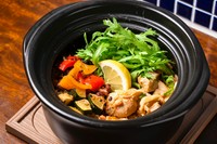 鶏肉と野菜と十五穀米で炊き上げたちょっぴりエスニック風な味付けです。レモンを絞って召し上がってください。