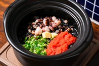 "ふっくらとしたご飯に、いかすみの旨味と明太子の塩味、バターのコクが絶妙にマッチしたパエリア風の土鍋ごはんです。
チーズをトッピングするとさらに濃厚な味を楽しめます。"