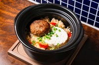 とろける食感と濃厚な旨味チーズとジューシーな肉汁ハンバーグが楽しめるネオ和食土鍋ごはんです。