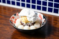 "北海道産の小豆を100％使用した、贅沢なぜんざいです。
ふっくらとした白玉と、濃厚な粒あんの風味が絶妙にマッチした、至福の味わいの一品"