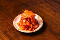 白菜のシャキシャキとした食感と、唐辛子の辛味が絶妙にマッチした、大阪鶴橋生まれの本格的なキムチです。