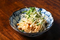 山の幸である筍の姫皮を辣油で漬け込んだ、ピリ辛のおつまみです。
筍の姫皮は筍の外側の薄い皮の部分で、歯ごたえと旨味があります。辣油で漬け込むことでピリ辛の風味とコクが加わり、おつまみにぴったりです