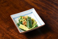 さっぱりとした、たたききゅうりに、梅とわさびの風味が爽やかに香る、おつまみや箸休めにぴったりの一品です。