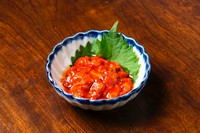"タラの内臓を塩漬けし、唐辛子やごま油などで漬け込んだ、韓国の珍味です。
ピリッとした辛味と、タラの旨味がしっかりと感じられる、お酒のおつまみにぴったりの一品です"
