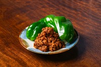 豚肉の肉味噌とピーマンのシャキシャキとした食感が楽しめる、定番の酒のあてです。