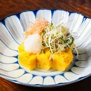 "築地の名店の職人が作るふわふわの玉子焼きの贅沢な逸品です。うるめだしに浸すことで、
玉子焼きの旨味がさらに引き立ち、上品な味わいに仕上がります。"
