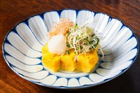 "築地の名店の職人が作るふわふわの玉子焼きの贅沢な逸品です。うるめだしに浸すことで、
玉子焼きの旨味がさらに引き立ち、上品な味わいに仕上がります。"