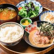 ごはん、主菜、漬物、味噌汁、豆富（小鉢）、水菜サラダ
新鮮な刺身をごまだれと出汁でいただく贅沢な定食です。
刺身は厳選した鰤と鯛を使用しています。ごまだれは香ばしくまろやかな味わいで刺身によく合います。