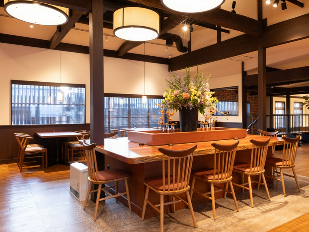 かつての面影を感じさせる、和モダンなテイストの店内