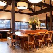 店舗はかつて美術館として使用されていた建物をリノベーション。街の景観を大切にするため、外観はほぼそのままの状態で残されています。内観は洗練されつつも和モダンなテイスト。ゆったりと食事を楽しめそうです。